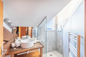 Een douche, een haardroger, handdoeken