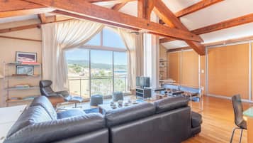 Een televisie, boeken en een stereo