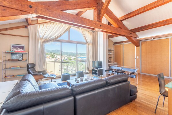 Télévision, livres, chaîne hi-fi