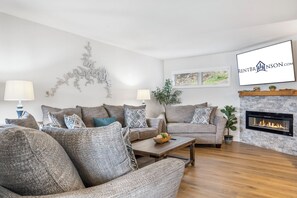 Smart TV, fireplace - Lakefront Bliss with Stunning Views, Direct Access, Free Attraction Tickets & Resort Amenities (Kimberling City)
