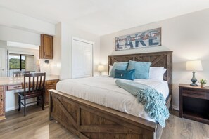 2 bedrooms, iron/ironing board, free WiFi, bed sheets - Lakefront Bliss with Stunning Views, Direct Access, Free Attraction Tickets & Resort Amenities (Kimberling City)