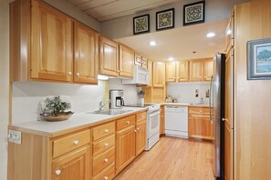 Fridge, microwave, oven, stovetop - Stonebridge Condos #717 2 Bedrooms, 2 Baths, 2 Fireplaces (Snowmass Village)