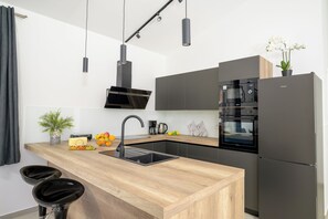 Refrigerador, microondas, horno, placa de cocina