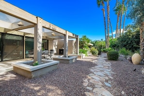 Terrace/patio - Oasis in the Desert: Luxurious Retreat in Thunderbird Heights, Rancho Mirage (Rancho Mirage)