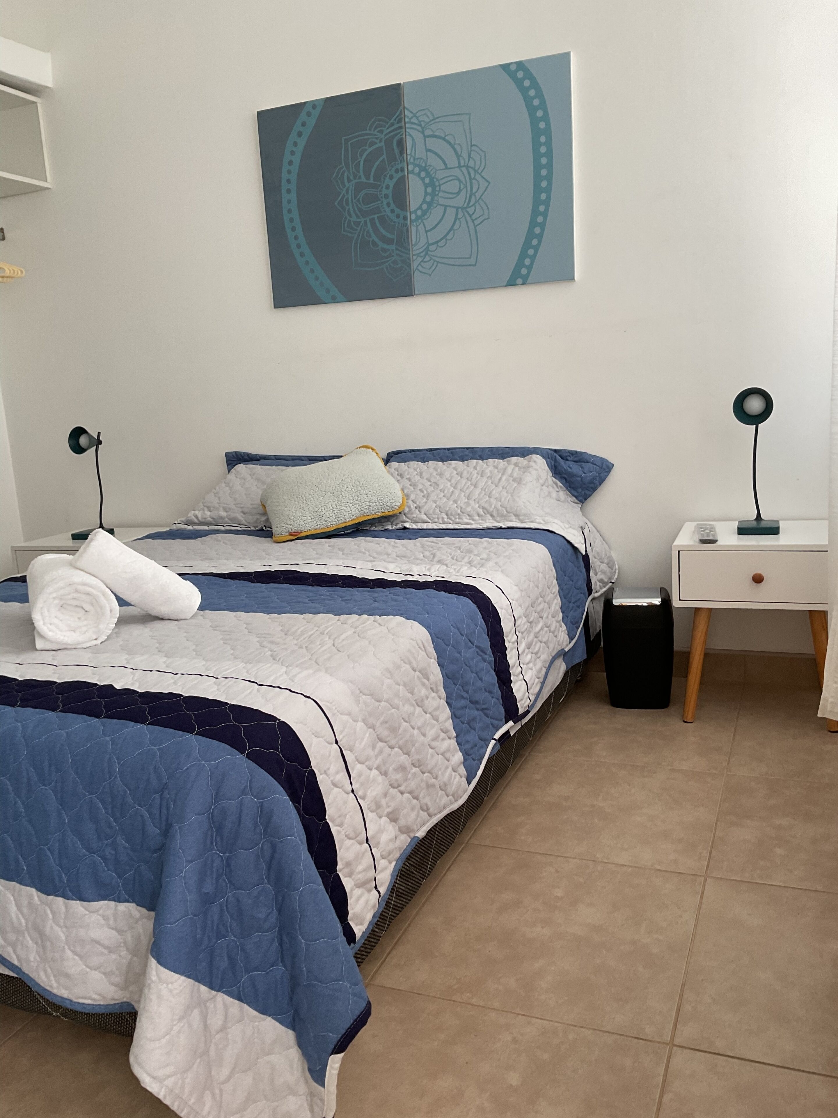 3 habitaciones, escritorio y tabla de planchar con plancha 