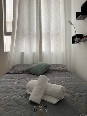 3 bedrooms, desk, iron/ironing board, internet