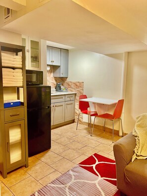 TV connectée, cheminée, livres