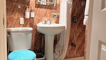 Haartrockner, Handtücher, Seife, Shampoo