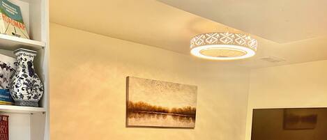 スマートテレビ、暖炉、書庫