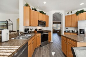 Fridge, microwave, oven, stovetop - 4 Bedroom Luxury house (Kissimmee)
