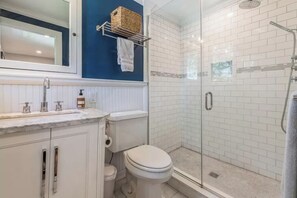 Shower, towels, soap - Walk to the beach from this Amagansett Cottage (Amagansett)
