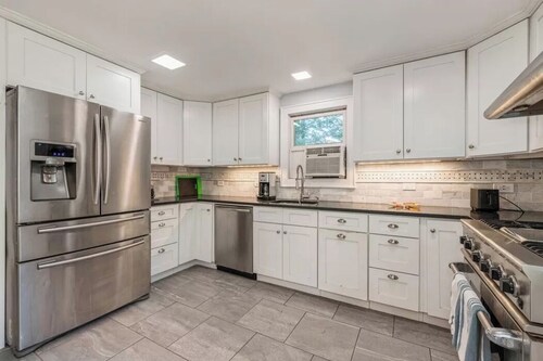 Walk to the beach from this Amagansett Cottage