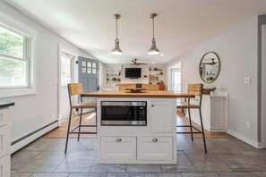 Private kitchen - Walk to the beach from this Amagansett Cottage (Amagansett)