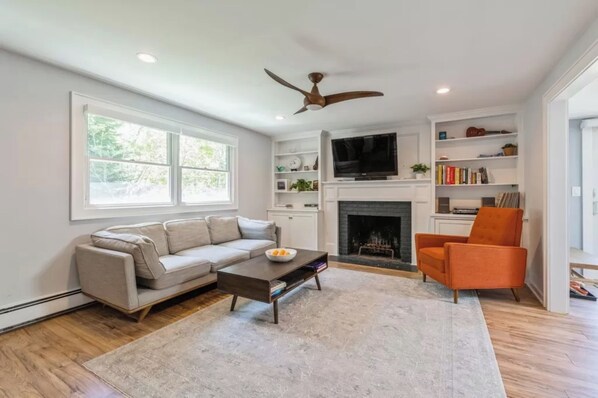 Living area - Walk to the beach from this Amagansett Cottage (Amagansett)