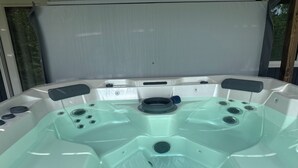 Uma banheira de hidromassagem com vários jatos e um painel de controle.