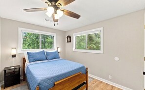 3 bedrooms, iron/ironing board, WiFi (free), bed sheets - Ventris Retreat, Cozy Lake Home with a 6-person Hot Tub (Garfield)