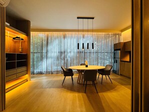 Deluxe Çatı Katı (Loft), Şehir Manzaralı | 1 yatak odası, ütü/ütü masası, ücretsiz kablosuz İnternet 