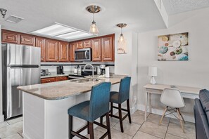 Fridge, microwave, oven, stovetop - 2 Bedroom Beachfront Condo, Spectacular Gulf Views Newly Remodeled (Destin)