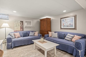 Smart TV, books - Beautiful Chatham,  Sun Sand & Surf.  8/10 mile to  beaches ,pet friendly home (Chatham)