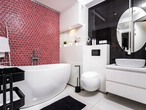 Haartrockner, Handtücher, Seife, Shampoo