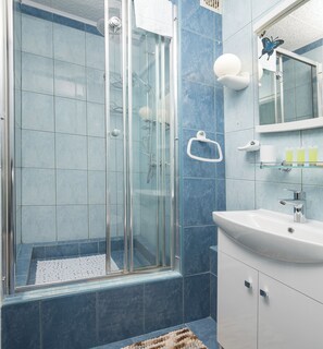 Shower, hair dryer, towels - National Stadium Comfy Apartment (Warszawa)
