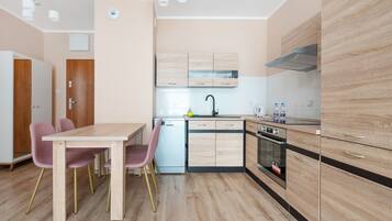 Jääkaappi, uuni, liesi, astianpesukone