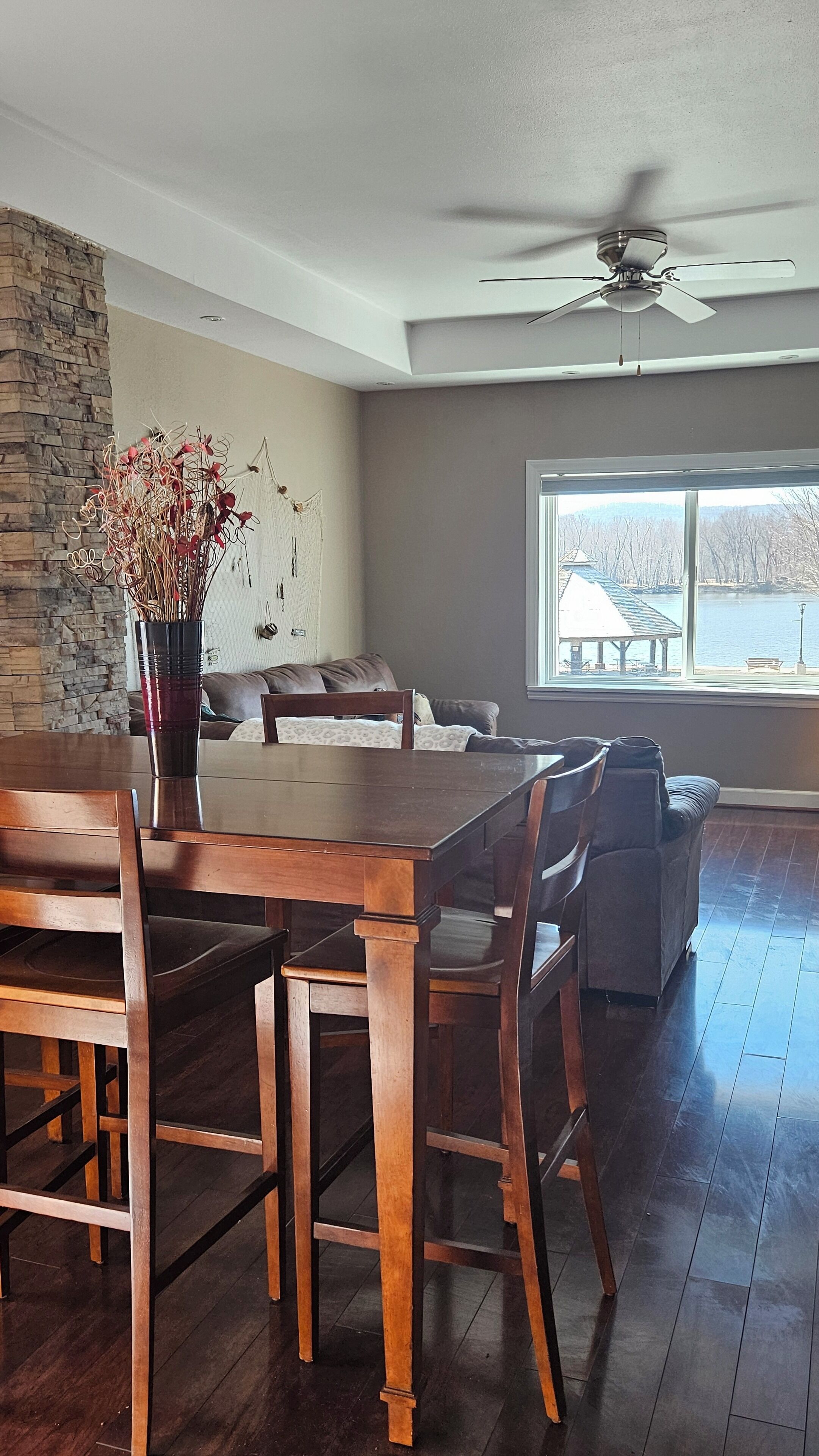 Dog-friendly riverview home on the Mississippi! 