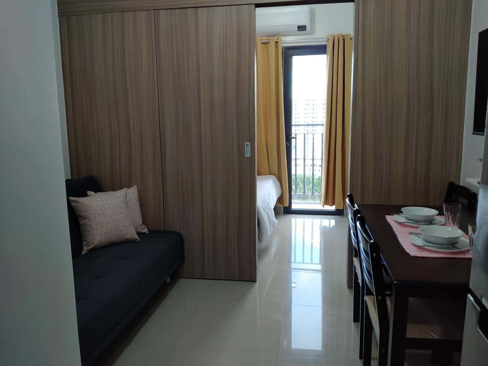 Family Condo, Balcony, City View | Ruang tamu | 42 inci sebuah televisyen pintar dengan satelit, pendiangan, Netflix