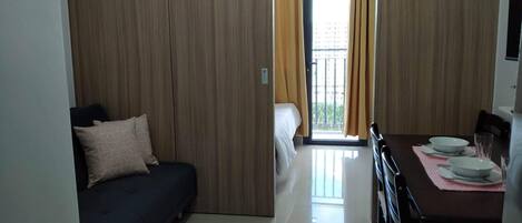 家庭公寓客房, 陽台, 城市景觀 | 起居區 | 42-吋智慧型電視、衛星頻道、壁爐、Netflix