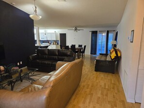 Living area - 3-bedroom house in wonderful Palm Coast with AC, WiFi (Palm Coast)