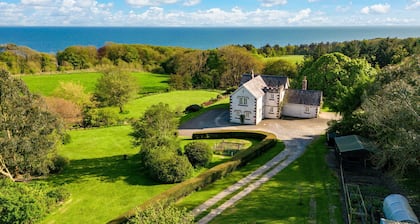 Auchengashell - sleeps 8 guests in 4 bedrooms