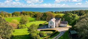 Auchengashell - sleeps 8 guests in 4 bedrooms