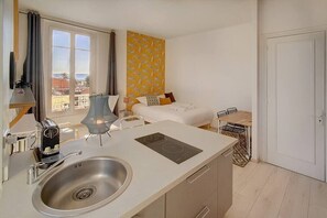 Iron/ironing board, WiFi, bed sheets - Upstays Studio Top Floor Sea View Cannes (Cannes)