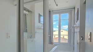 Bathroom - Upstays Studio Top Floor Sea View Cannes (Cannes)