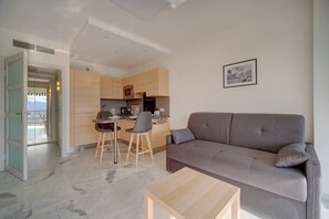 TV - Upstays Sea View Terrace 20m² Studio (Cannes)