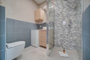 Hair dryer, towels - Upstays Sea View Terrace 20m² Studio (Cannes)