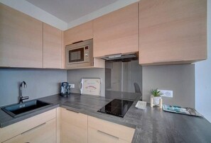 Fridge, microwave, stovetop, dishwasher - Upstays Sea View Terrace 20m² Studio (Cannes)