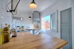 Een koelkast, een microgolfoven, een kookplaat