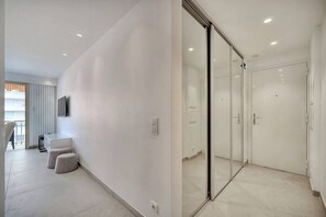 Interior - Immogroom - Suquet - Terrace - Sea view - AC (Cannes)