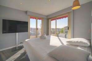 4 habitaciones, escritorio, tabla de planchar con plancha y wifi