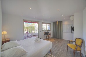 4 habitaciones, escritorio, tabla de planchar con plancha y wifi 