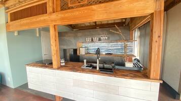 Refrigerador, microondas, parrilla de estufa y utensilios de cocina