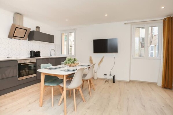 Fridge, microwave, oven, stovetop - Immogroom - 10 min from the city center - Cosy (Cannes)