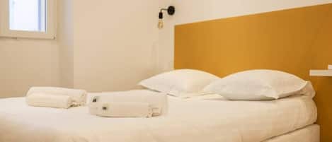 1 dormitorio, tabla de planchar con plancha, wifi y ropa de cama