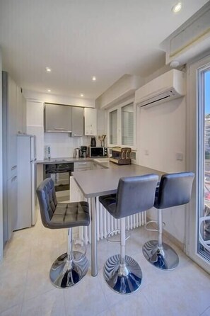 Kjøleskap, mikrobølgeovn, ovn og kokeplater