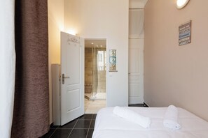 1 slaapkamer, een strijkplank/strijkijzer, wifi, beddengoed