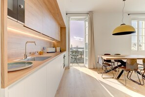 冷蔵庫、電子レンジ、オーブン、コンロ