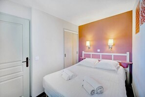 1 slaapkamer, een strijkplank/strijkijzer, wifi, beddengoed