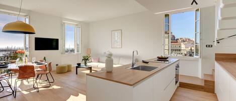 Réfrigérateur, un four, surface de cuisson, lave-vaisselle