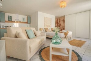 Iron/ironing board, WiFi, bed sheets - Upstays Palais Center 38m² Studio (Cannes)